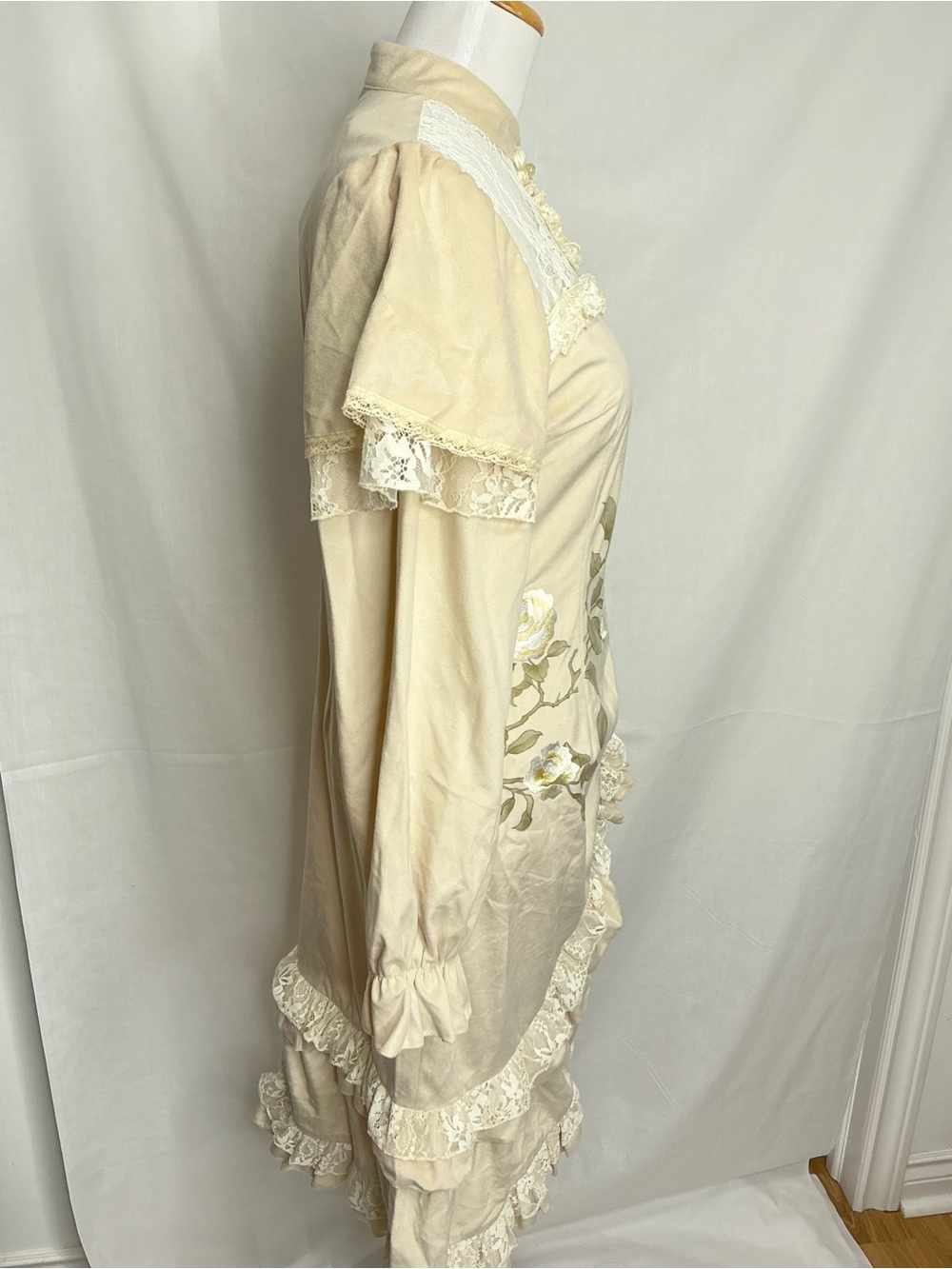 2201 - Lolita Cream Floral Lace Ruffle Long Sleeve Dress - Picture 5 of 13